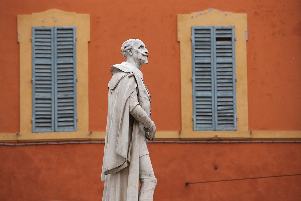 Centro Statua Tassoni Piazza Torre.jpg