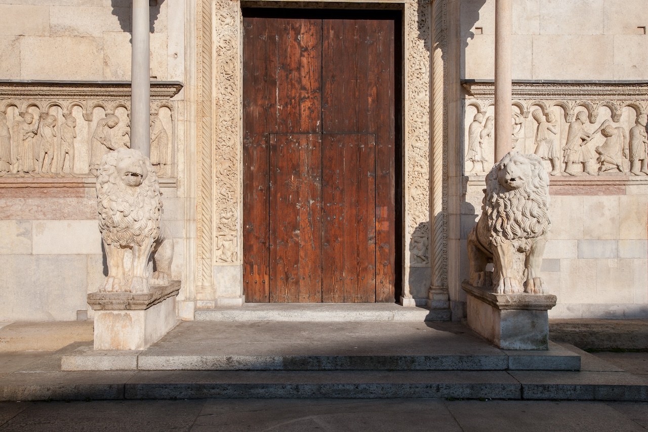 Duomo di Modena Porta Leoni.jpg